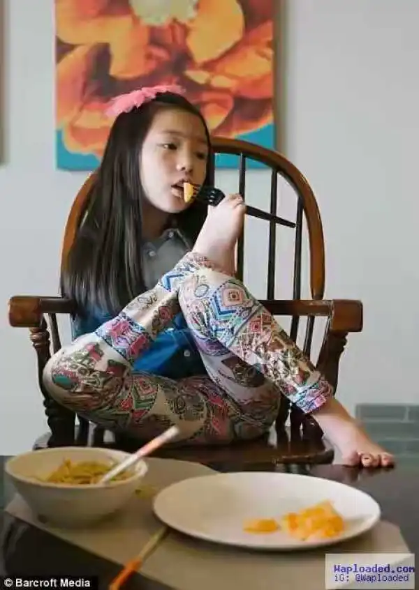 Photos: Meet The 7-Year-Old Girl Born Without Arms Who Eats, Writes With Her Feet